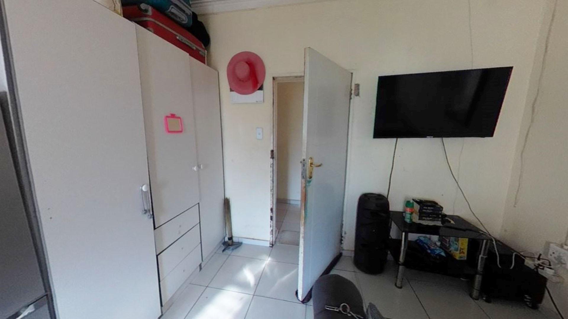 Bed Room 1 - 16 square meters of property in Florida