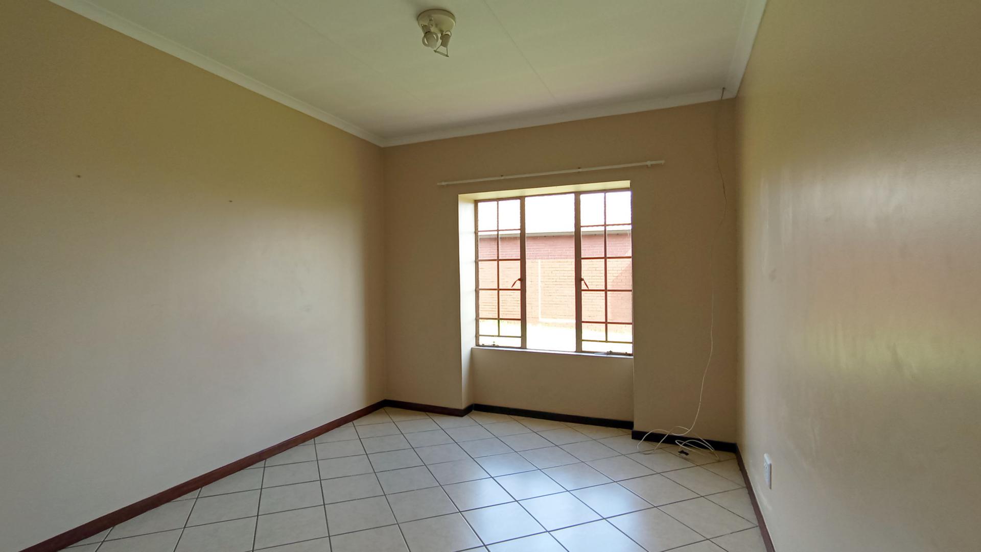 Main Bedroom - 19 square meters of property in Monavoni