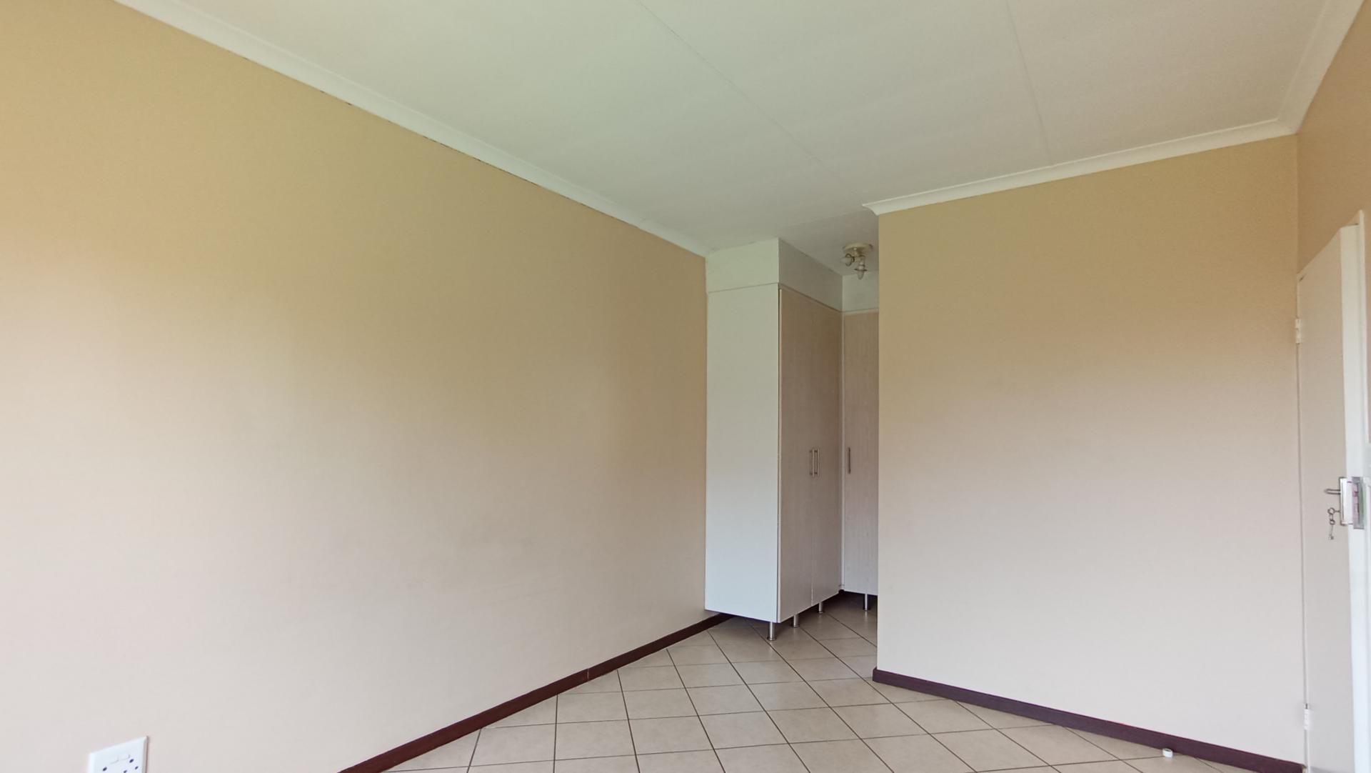 Main Bedroom - 19 square meters of property in Monavoni