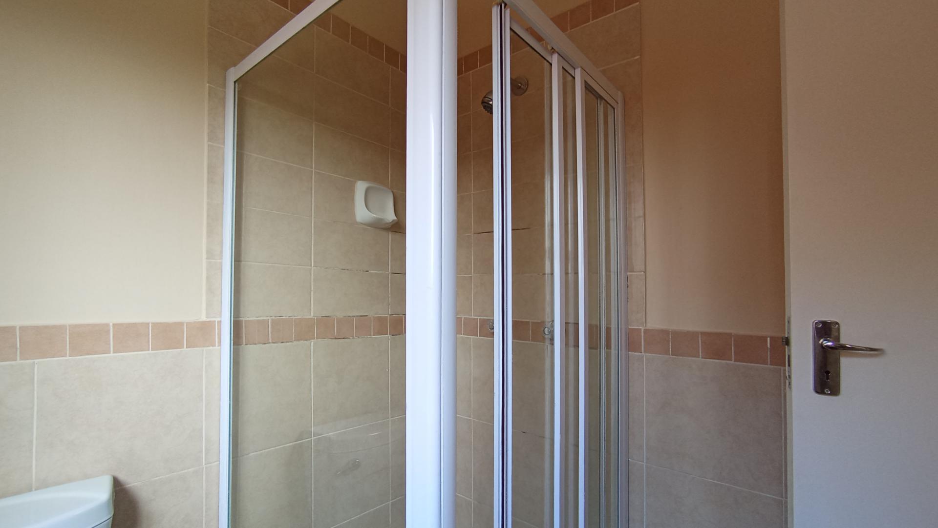 Main Bathroom - 3 square meters of property in Monavoni