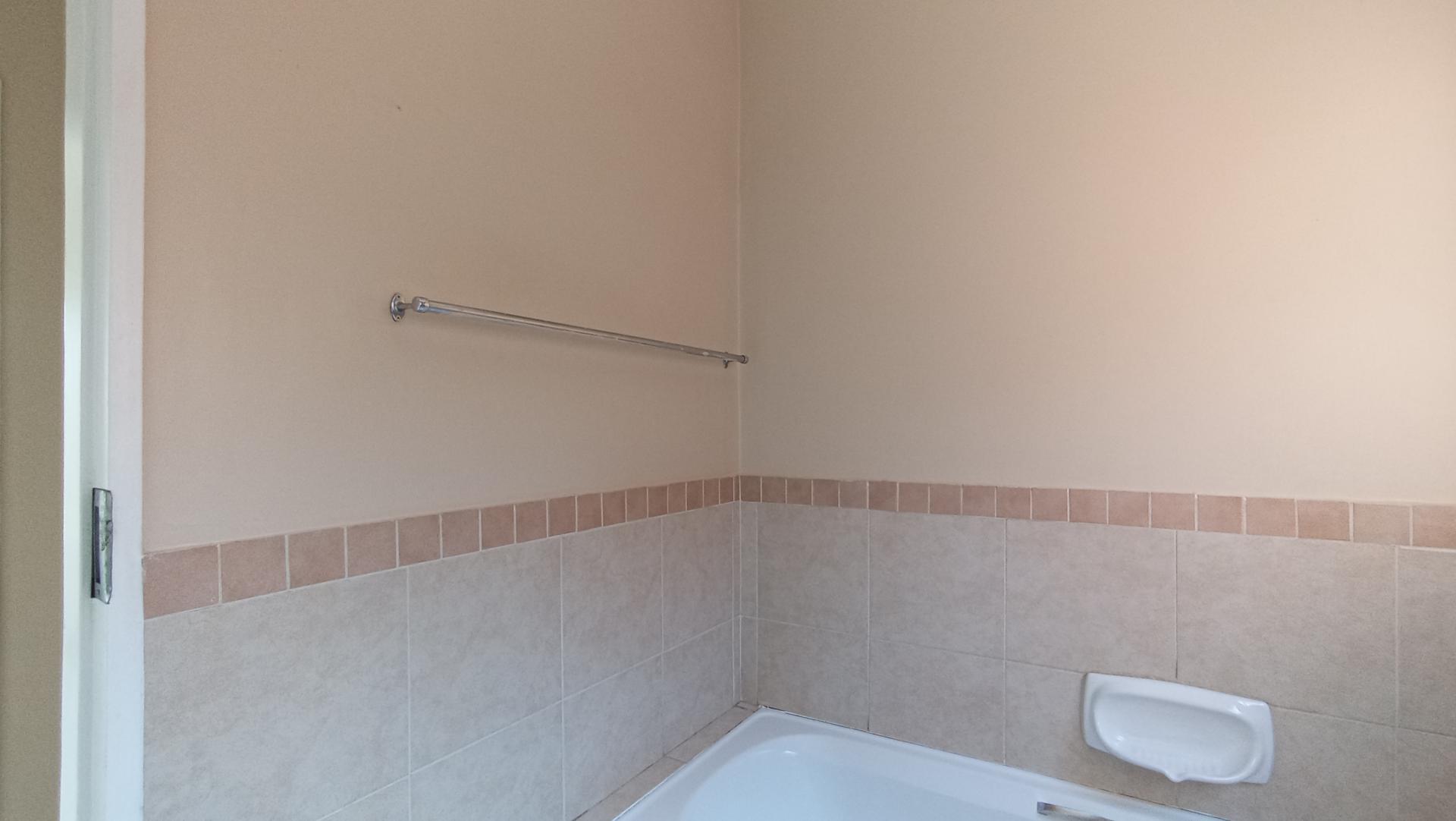 Bathroom 1 - 5 square meters of property in Monavoni