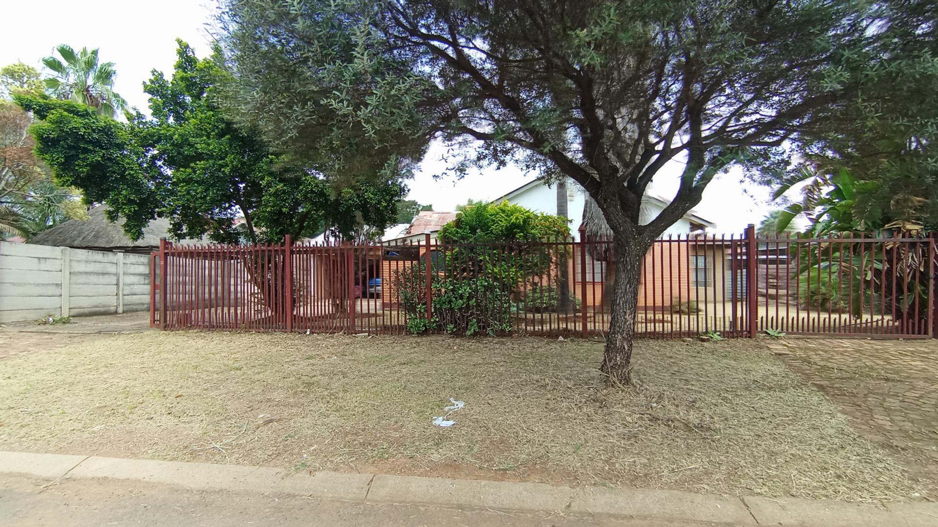 Front View of property in Lindopark