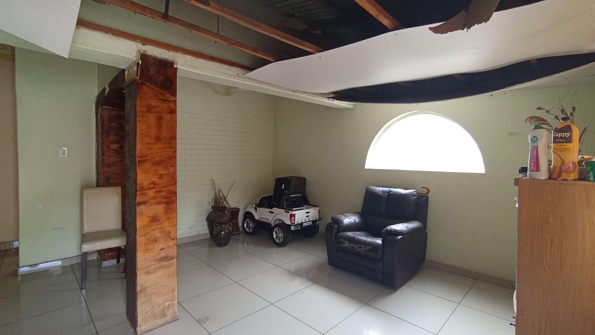 Lounges - 24 square meters of property in Lindopark