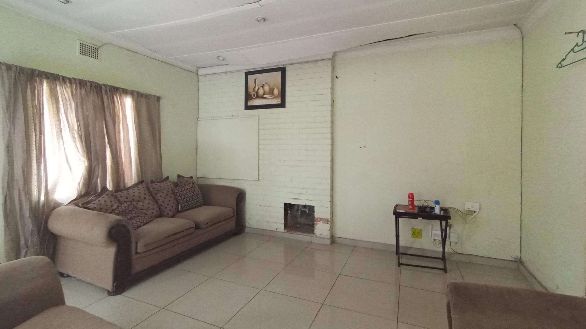 Dining Room - 17 square meters of property in Lindopark