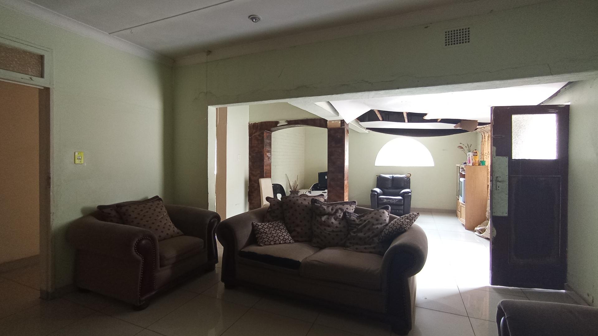 Dining Room - 17 square meters of property in Lindopark