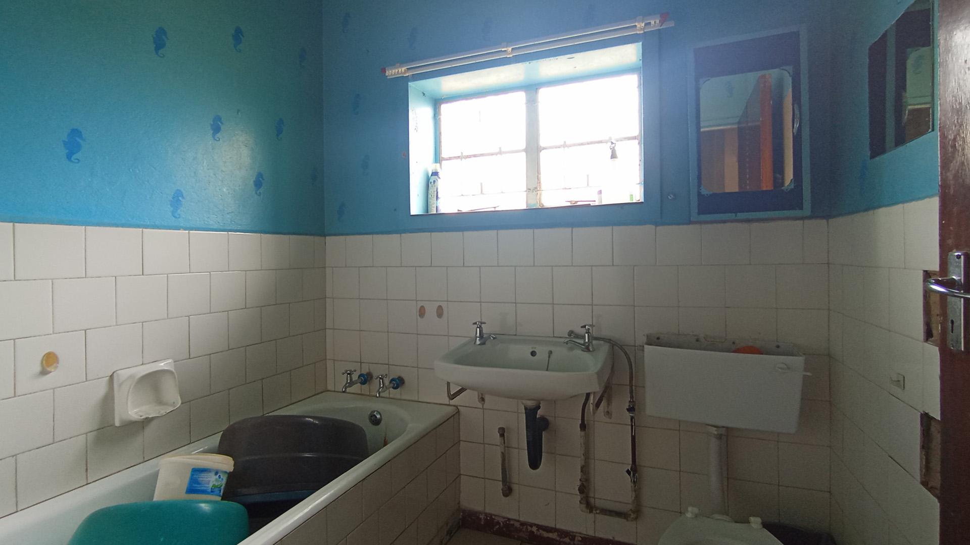 Bathroom 1 - 5 square meters of property in Lindopark