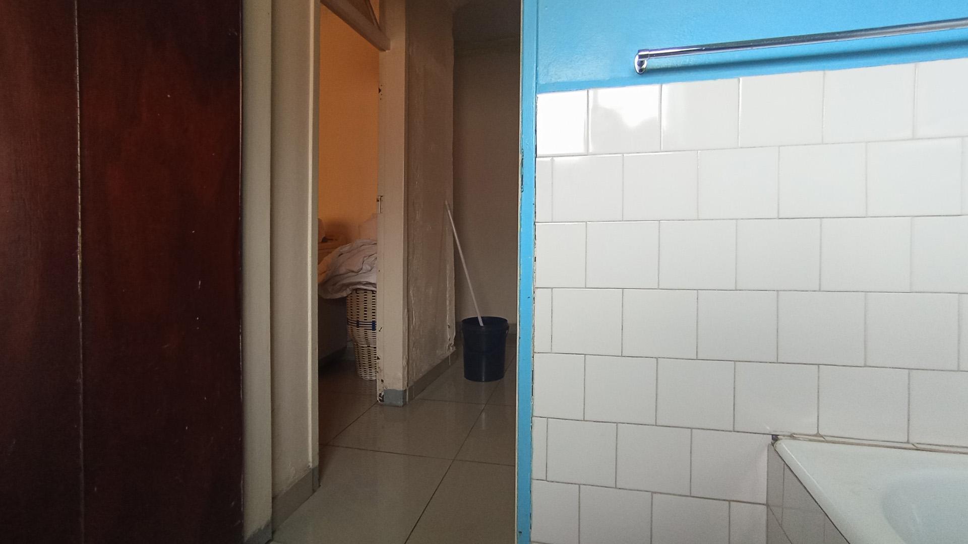 Bathroom 1 - 5 square meters of property in Lindopark