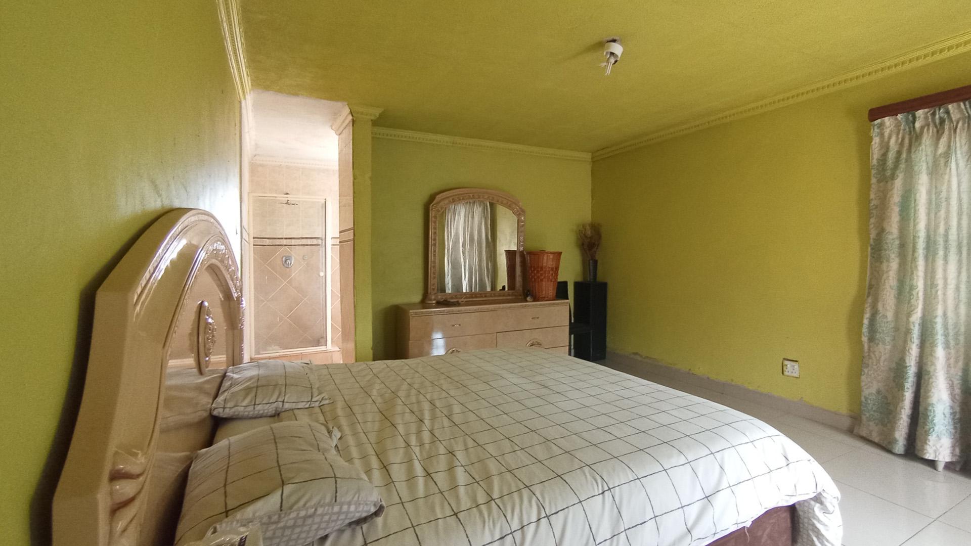 Main Bedroom - 28 square meters of property in Lindopark
