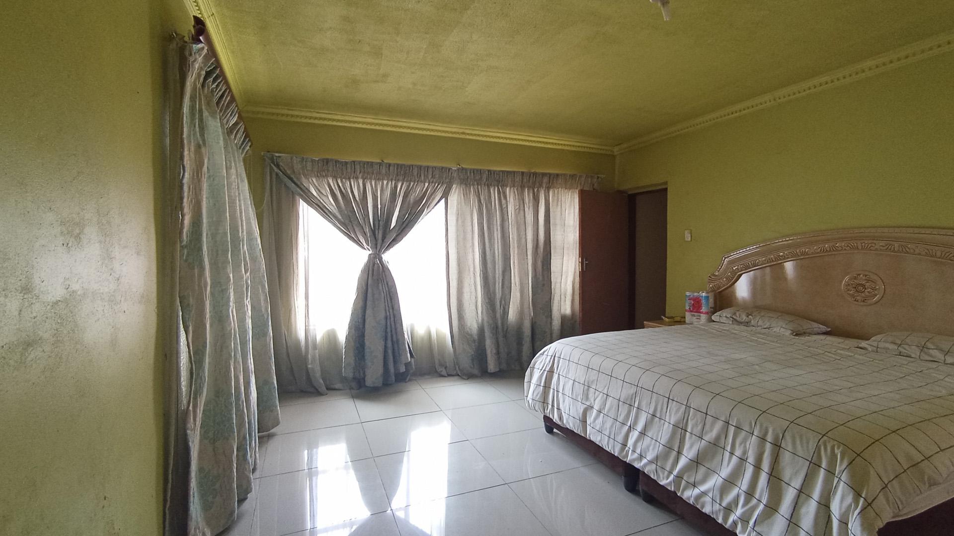 Main Bedroom - 28 square meters of property in Lindopark