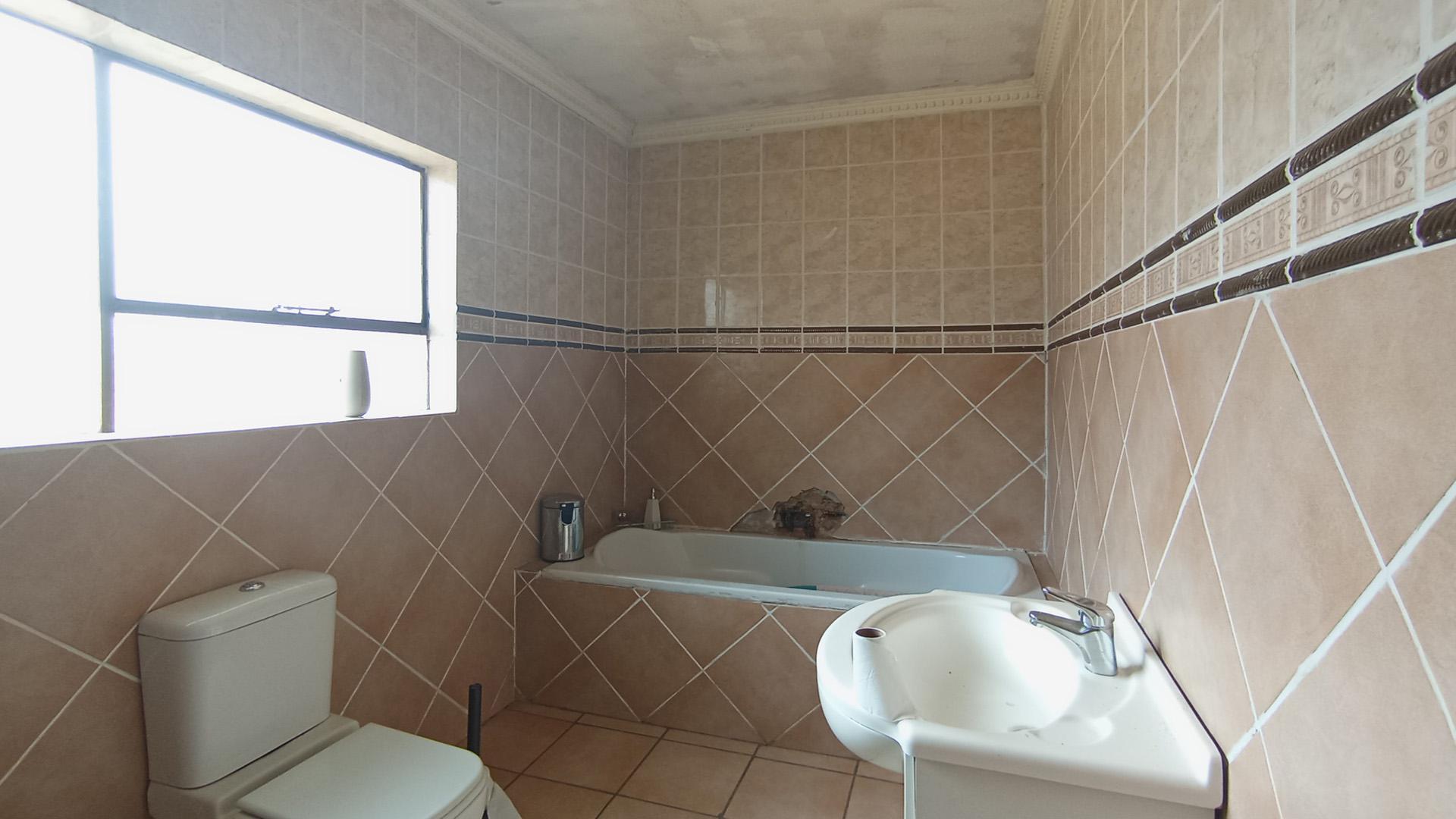 Main Bathroom - 10 square meters of property in Lindopark