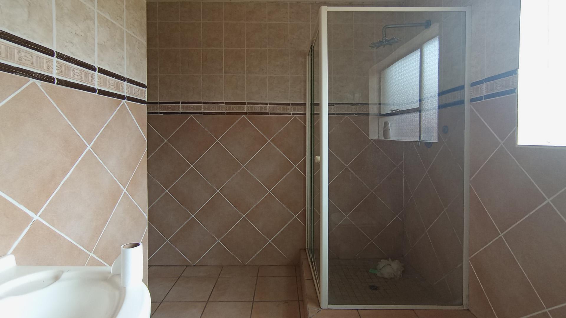 Main Bathroom - 10 square meters of property in Lindopark