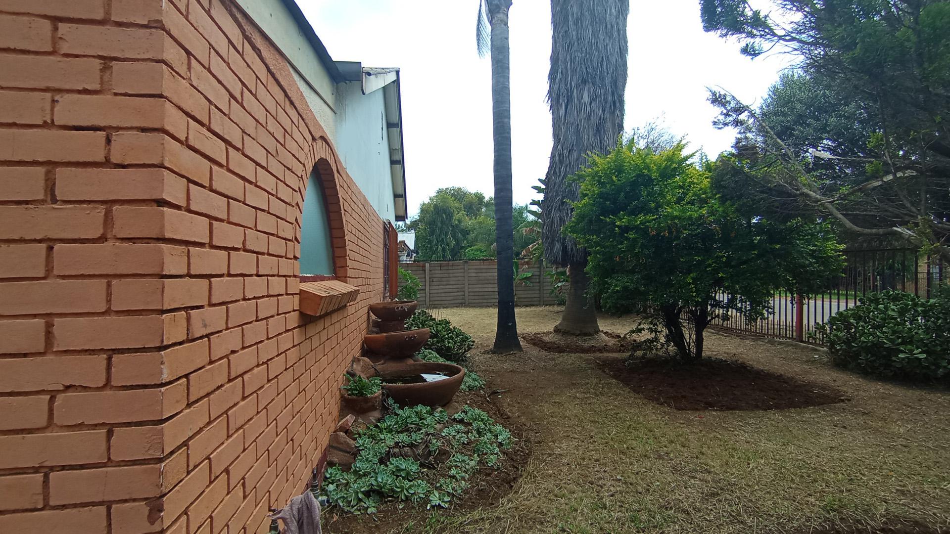 Front View of property in Lindopark