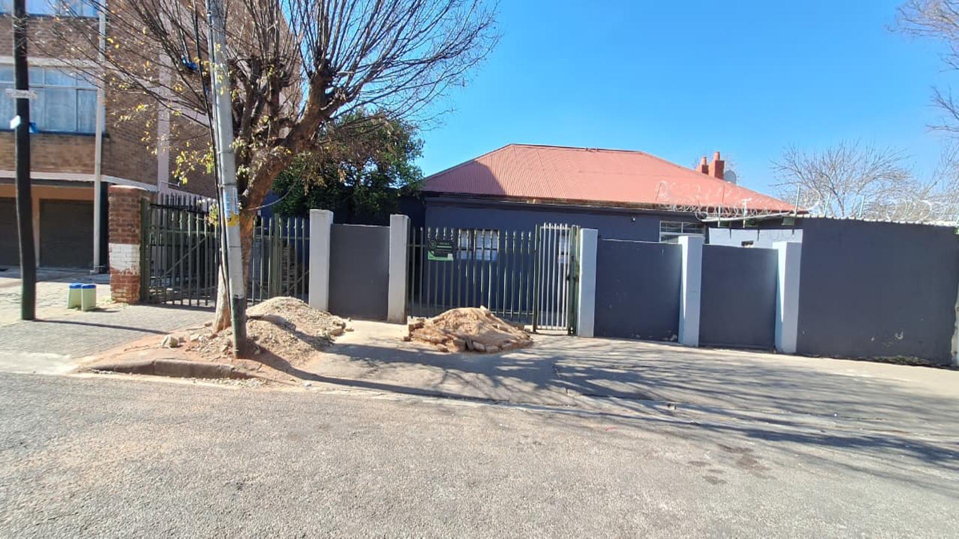 Front View of property in Primrose
