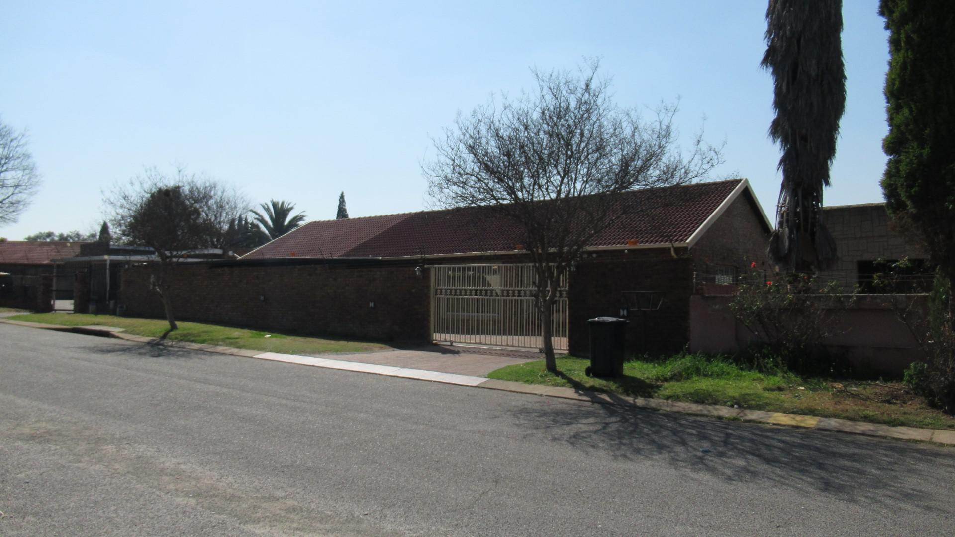 Front View of property in Dalpark