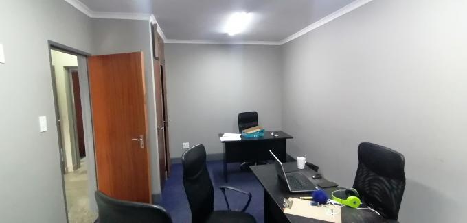 3 Bedroom Commercial to Rent in Farrarmere - Property to rent - MR519601