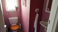 Guest Toilet - 4 square meters of property in Tulbagh