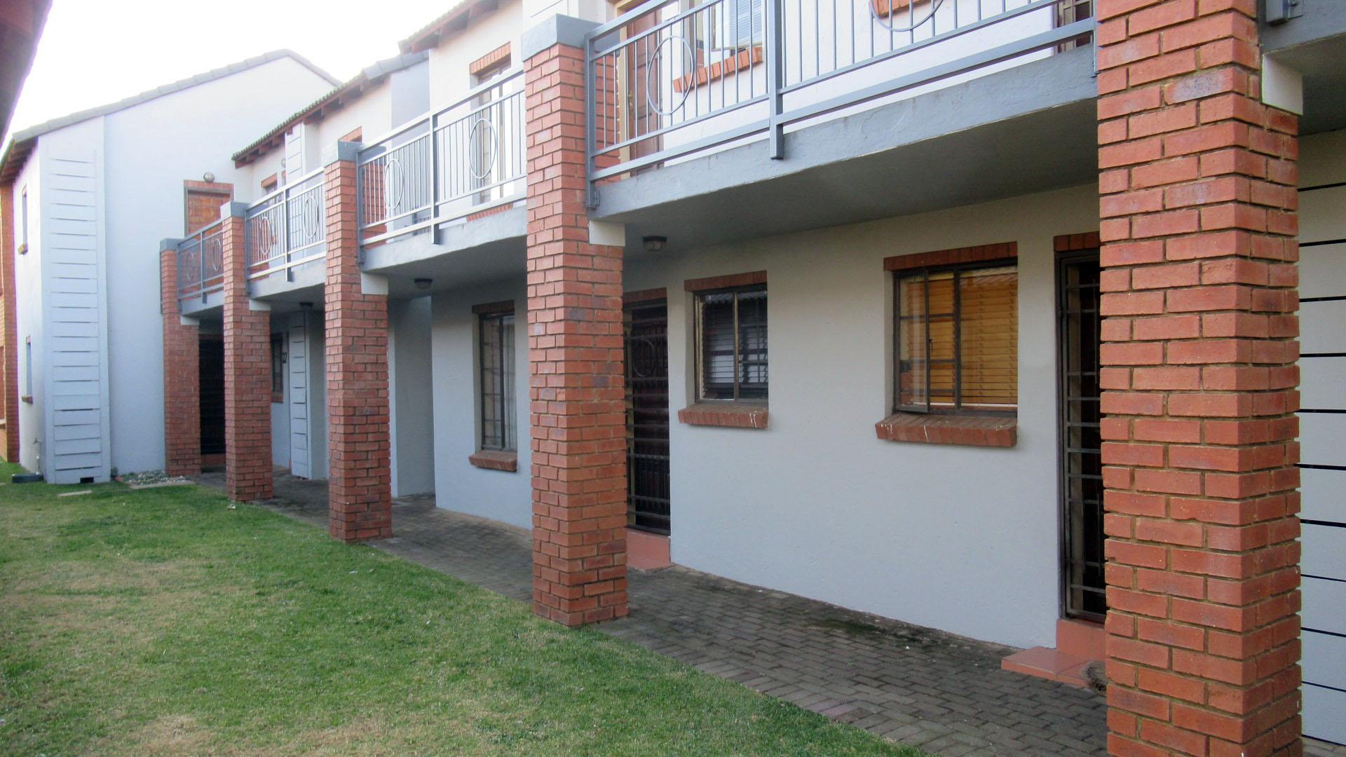 Front View of property in Mooikloof Ridge