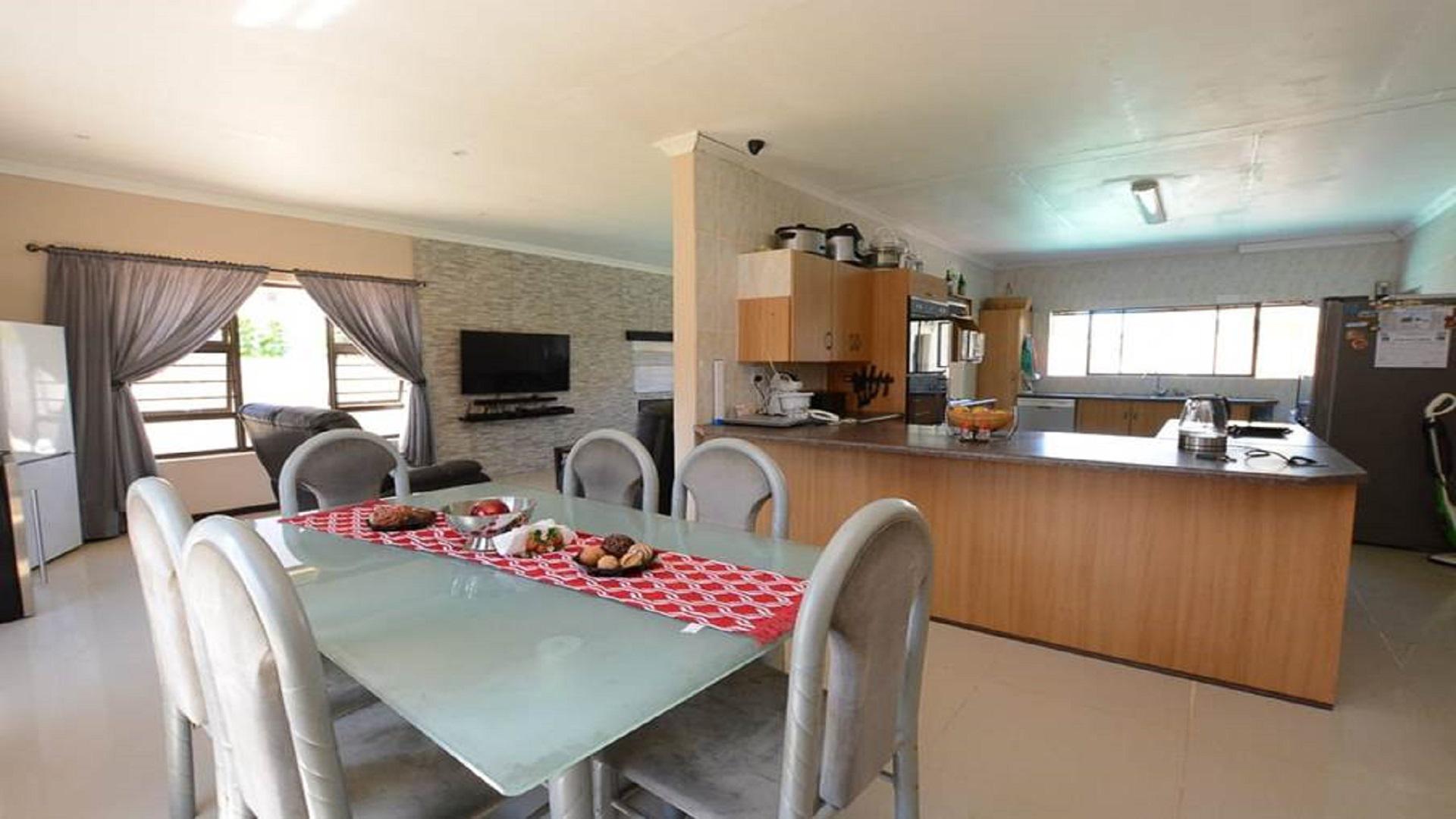 Dining Room - 16 square meters of property in Robertson