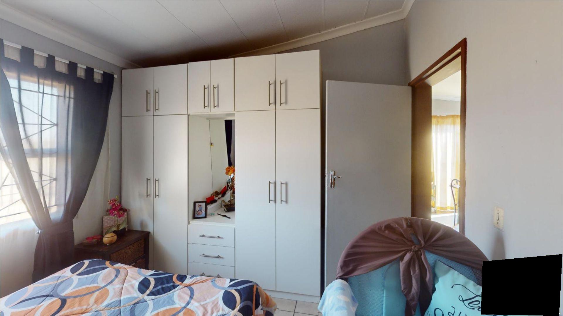 Bed Room 1 of property in Upington