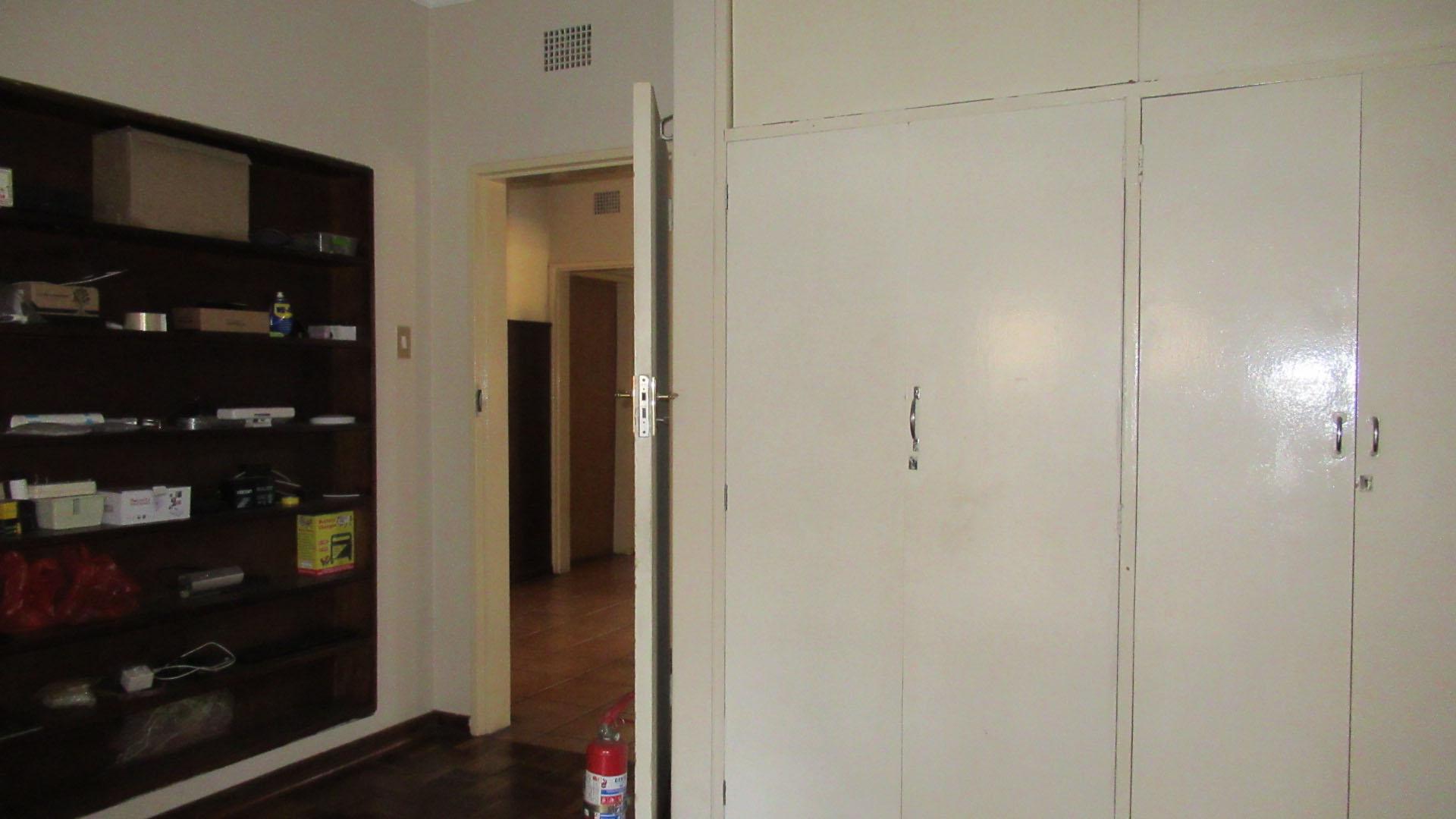 Bed Room 1 - 27 square meters of property in Clubview