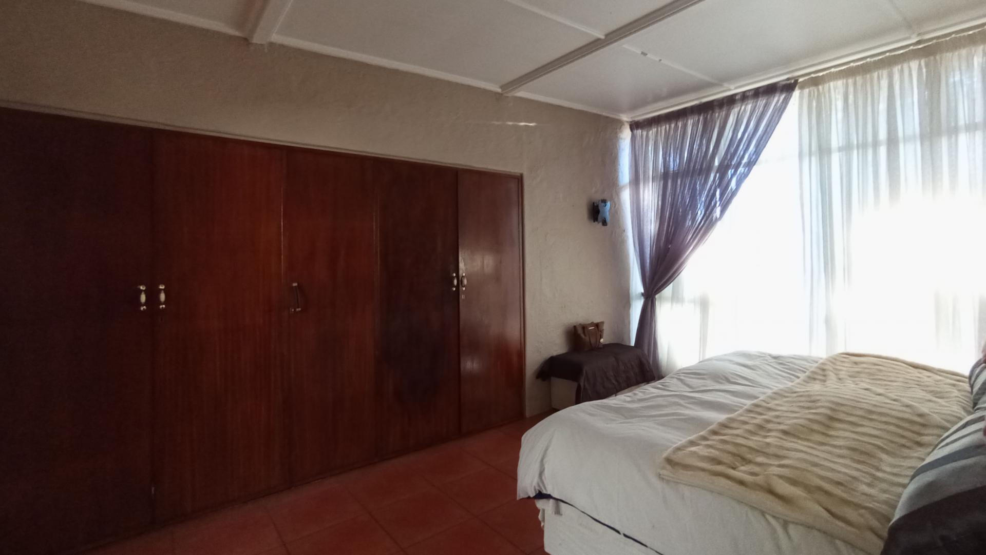 Main Bedroom - 21 square meters of property in Ontdekkerspark