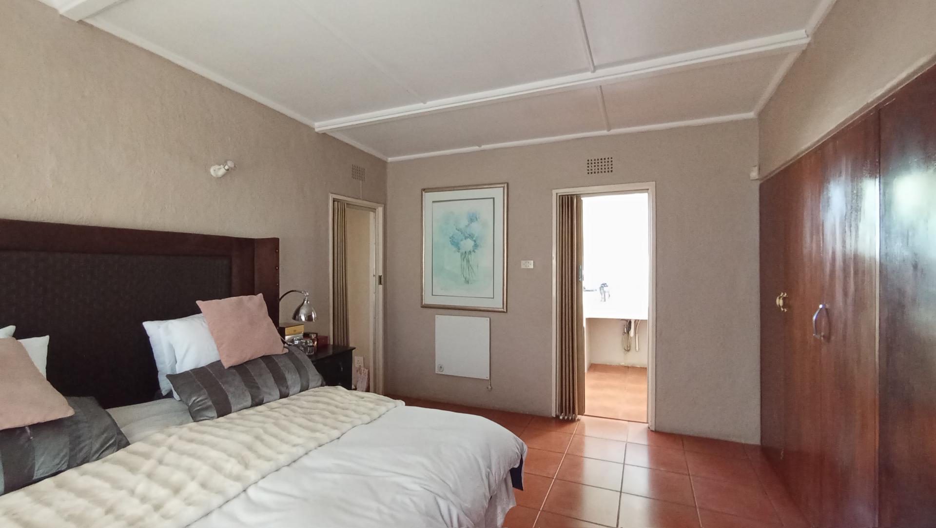 Main Bedroom - 21 square meters of property in Ontdekkerspark