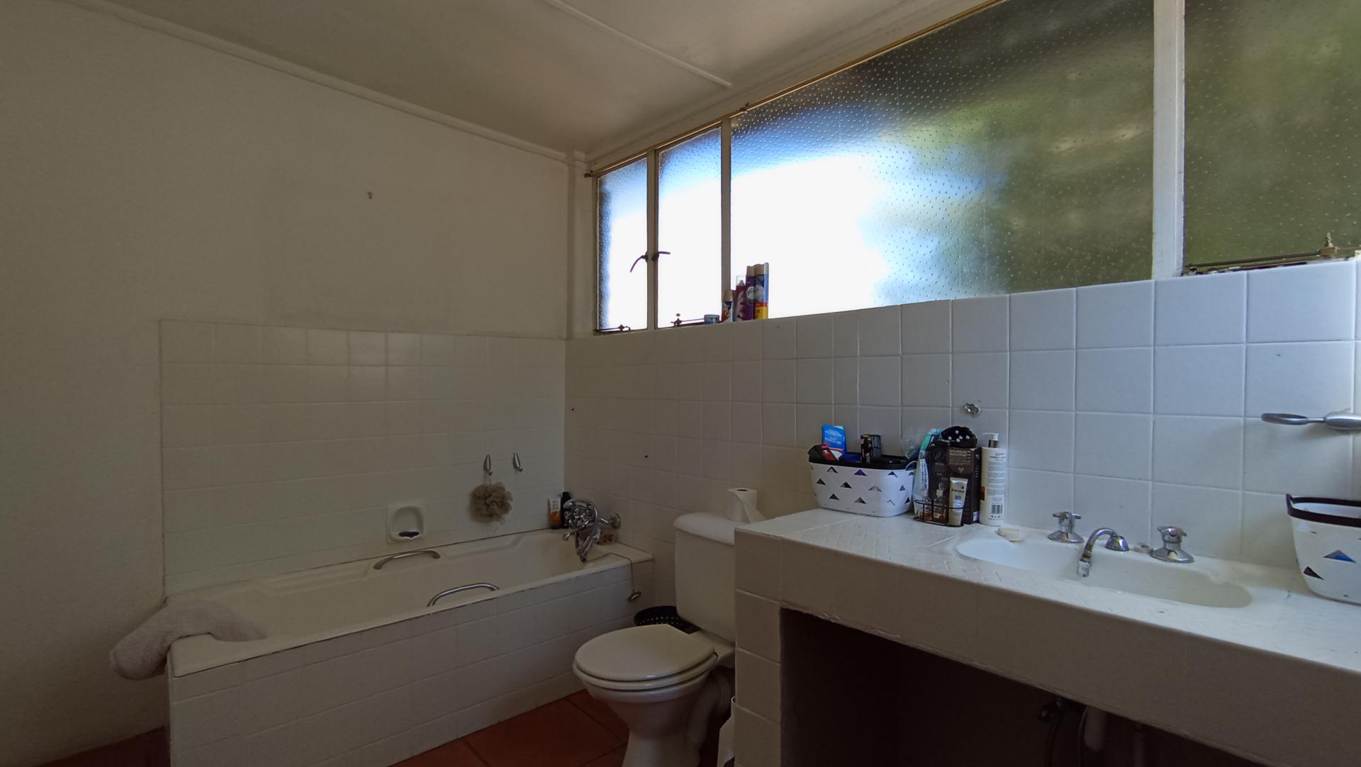 Main Bathroom - 9 square meters of property in Ontdekkerspark