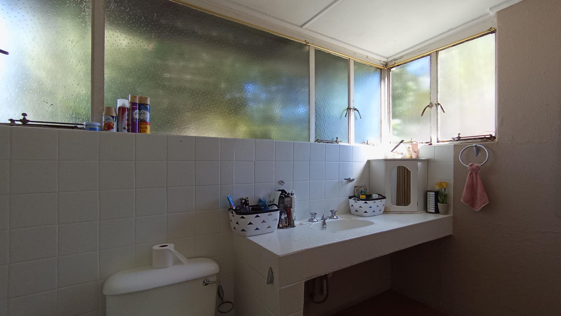 Main Bathroom - 9 square meters of property in Ontdekkerspark