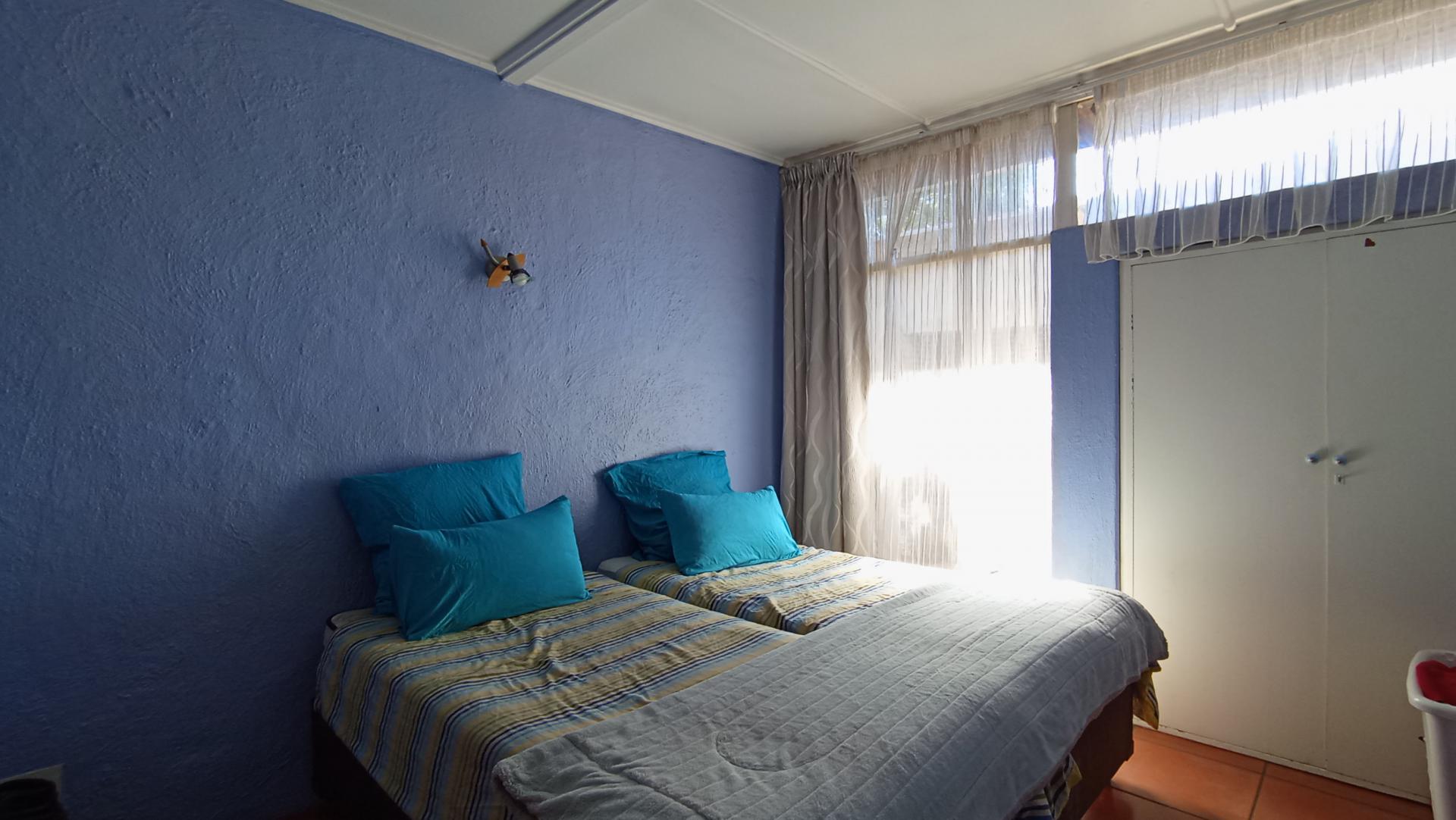 Bed Room 1 - 12 square meters of property in Ontdekkerspark