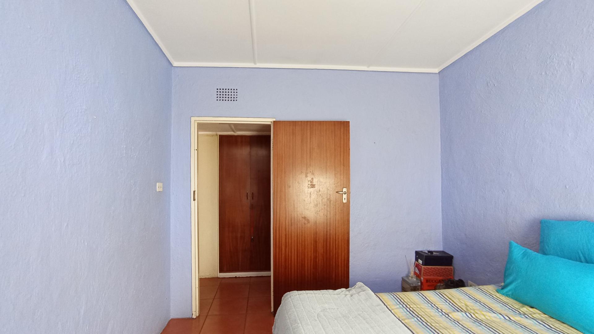 Bed Room 1 - 12 square meters of property in Ontdekkerspark