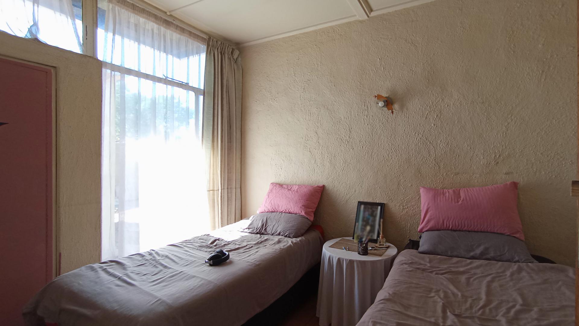 Bed Room 2 - 13 square meters of property in Ontdekkerspark