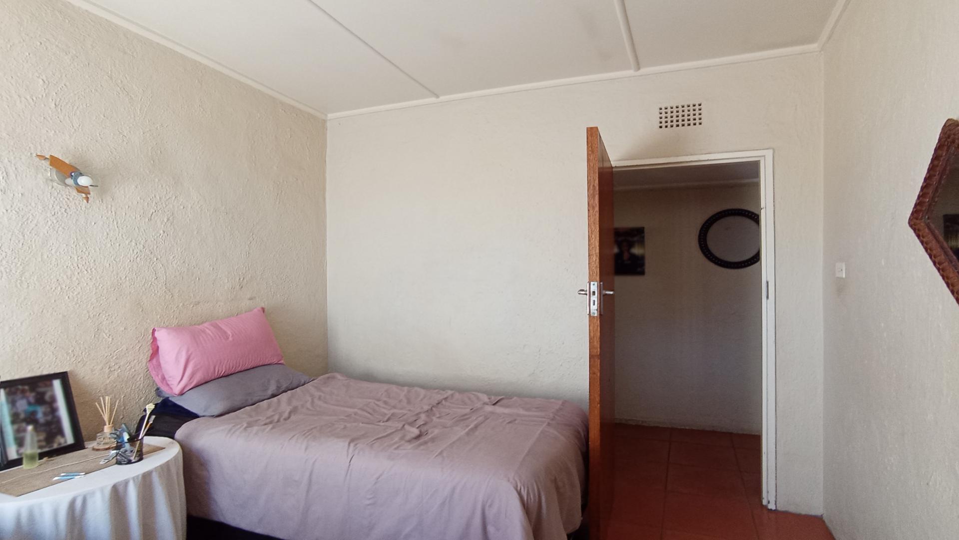 Bed Room 2 - 13 square meters of property in Ontdekkerspark