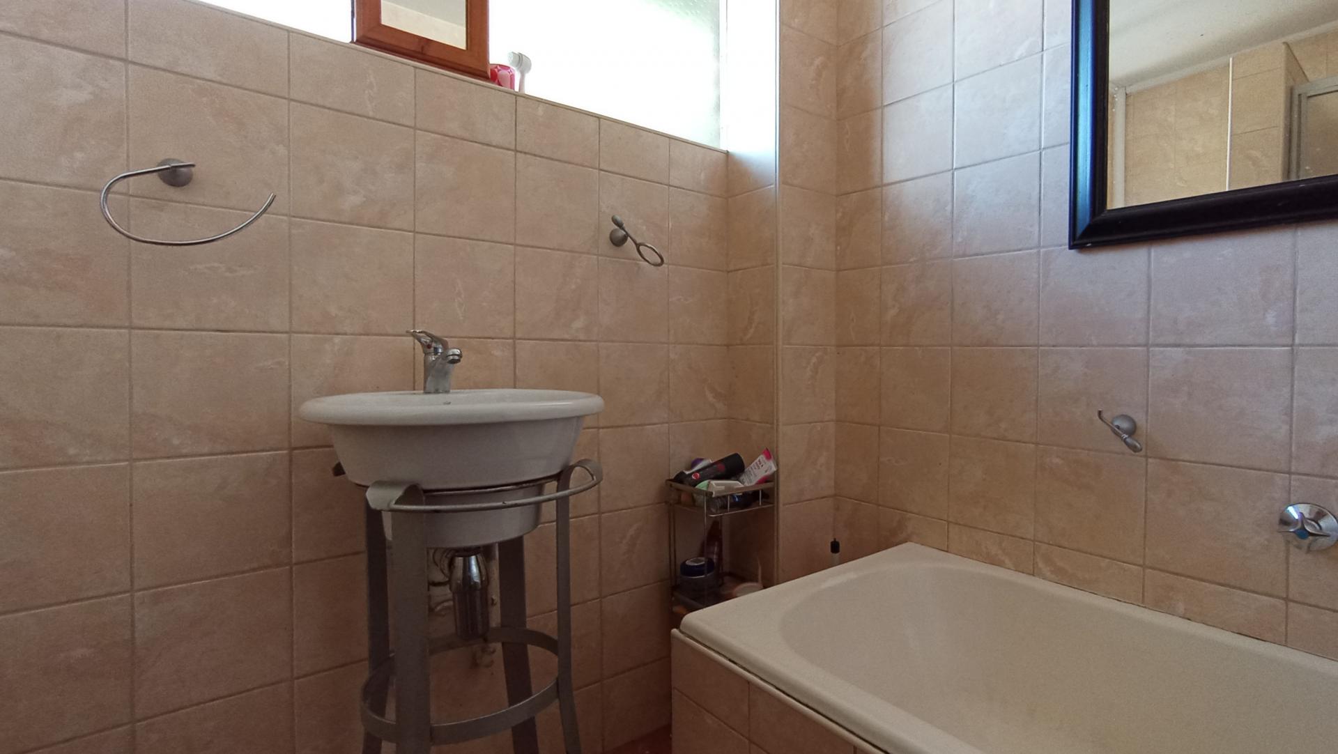 Bathroom 1 - 6 square meters of property in Ontdekkerspark