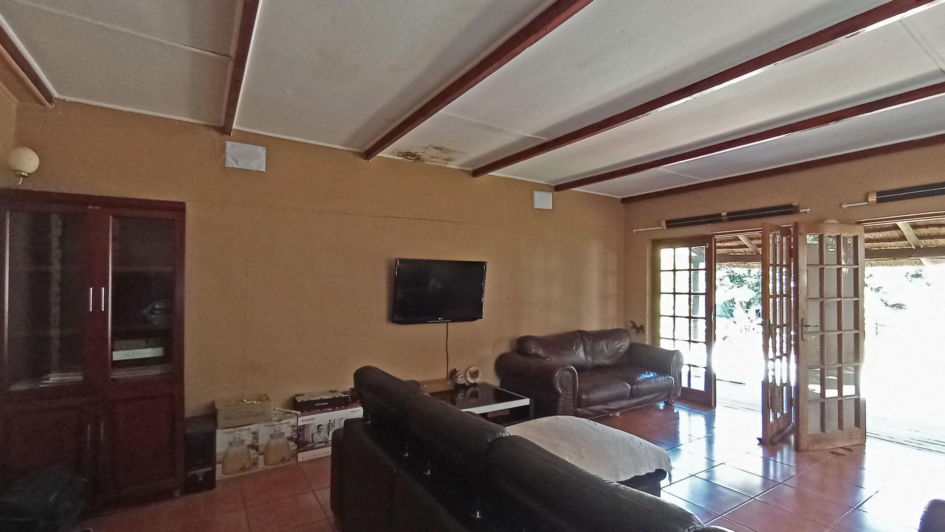 Lounges - 74 square meters of property in Ontdekkerspark