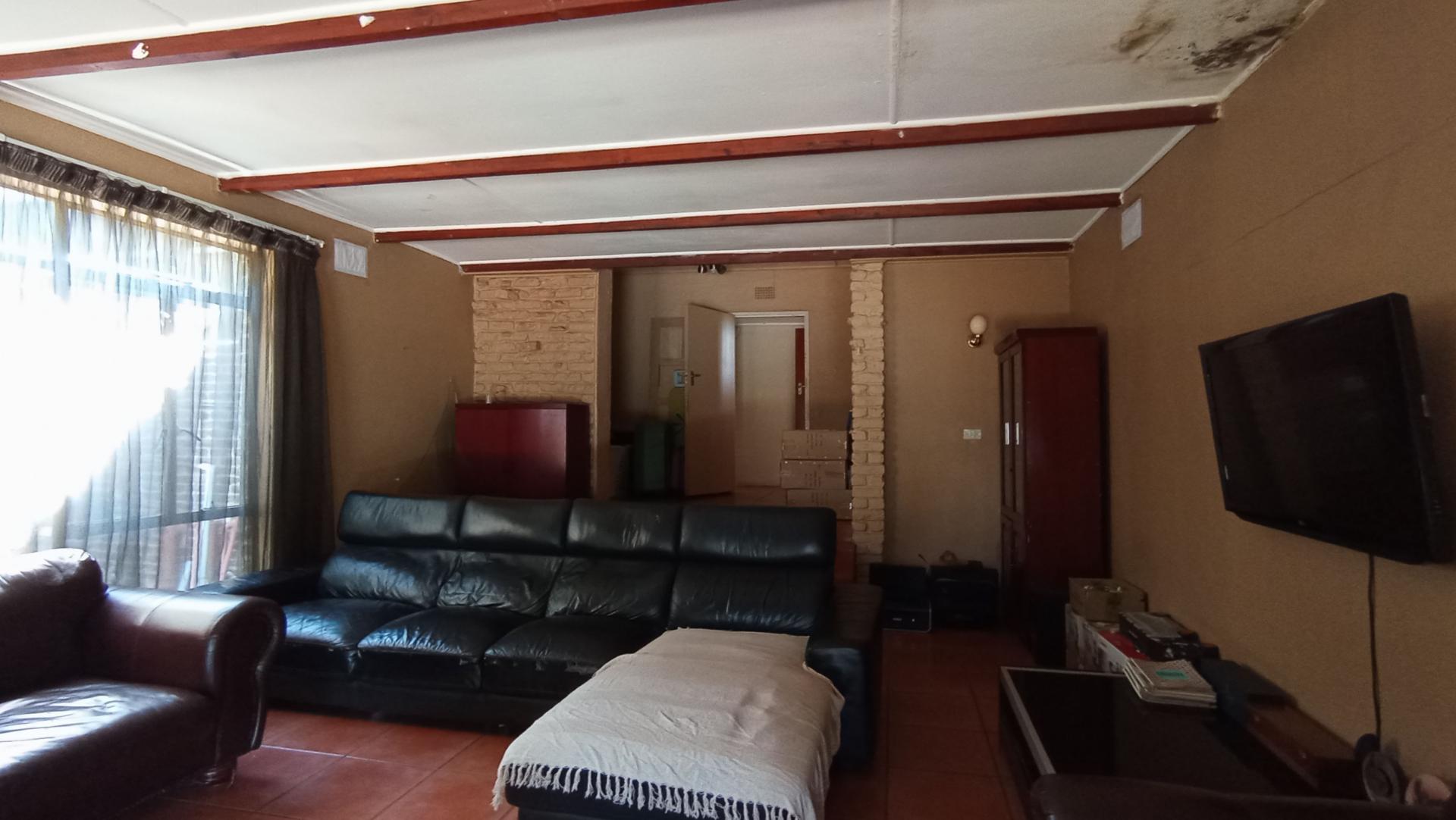 Lounges - 74 square meters of property in Ontdekkerspark