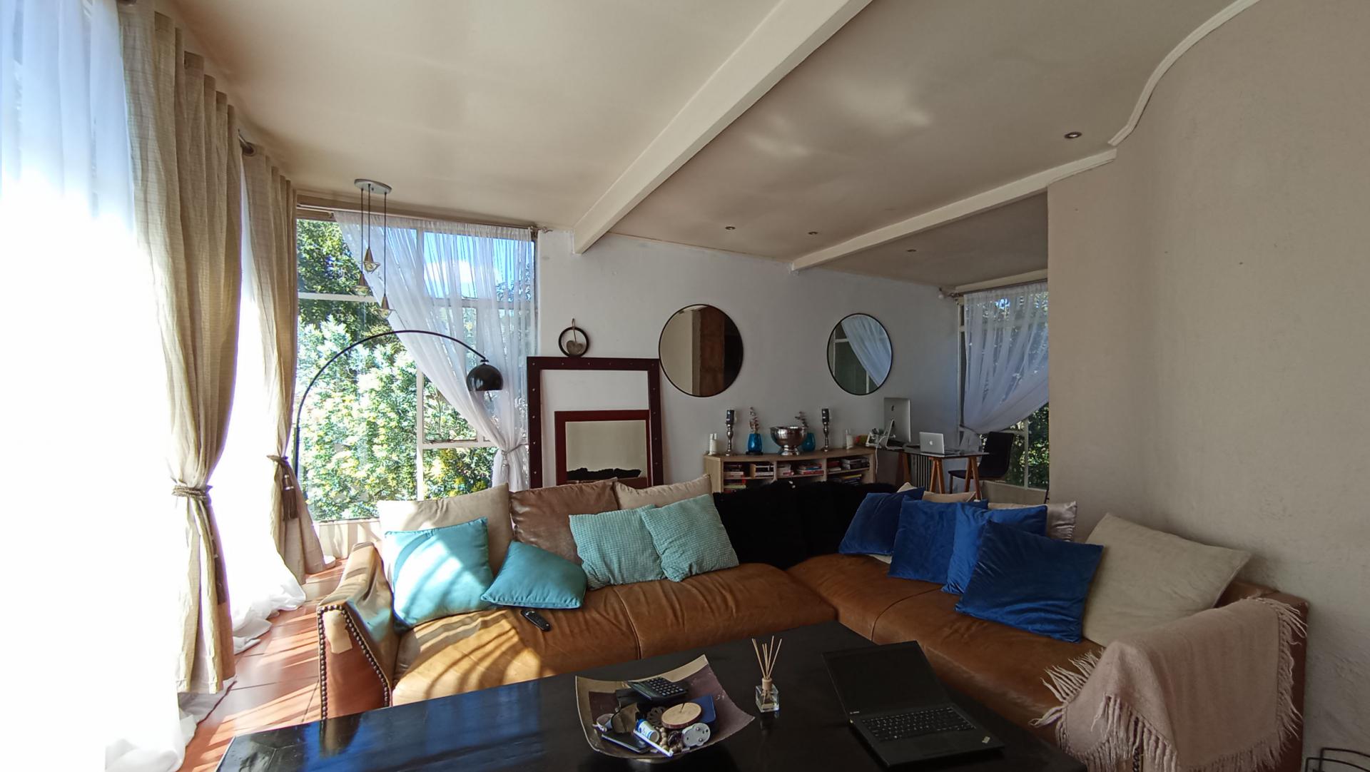 Lounges - 74 square meters of property in Ontdekkerspark