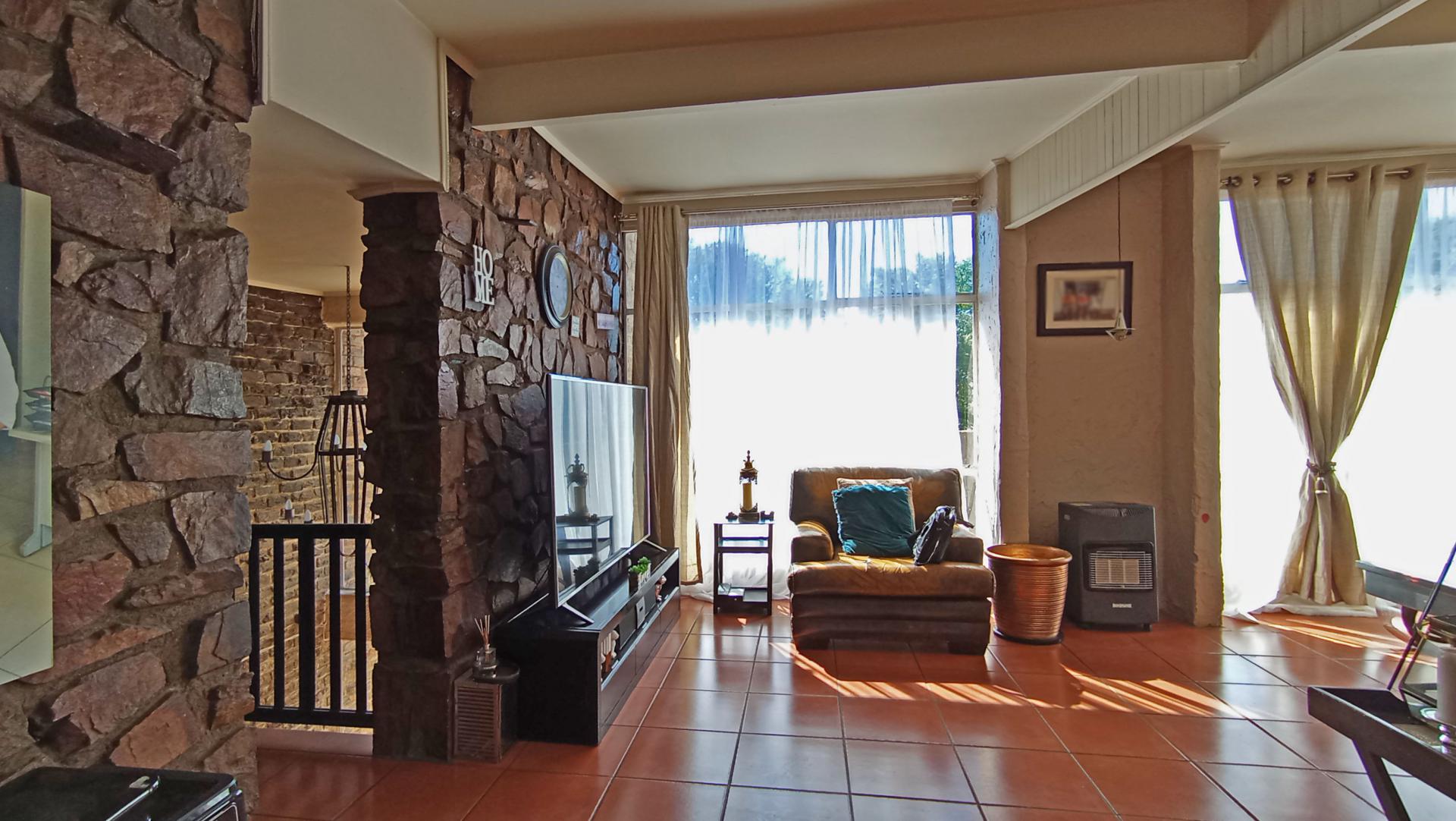 Lounges - 74 square meters of property in Ontdekkerspark