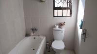 Bathroom 1 - 5 square meters of property in Klippoortje