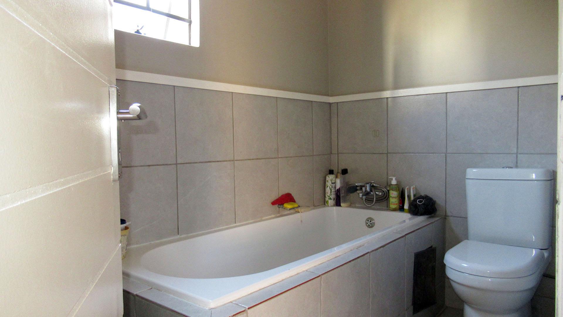 Bathroom 1 - 5 square meters of property in South Hills