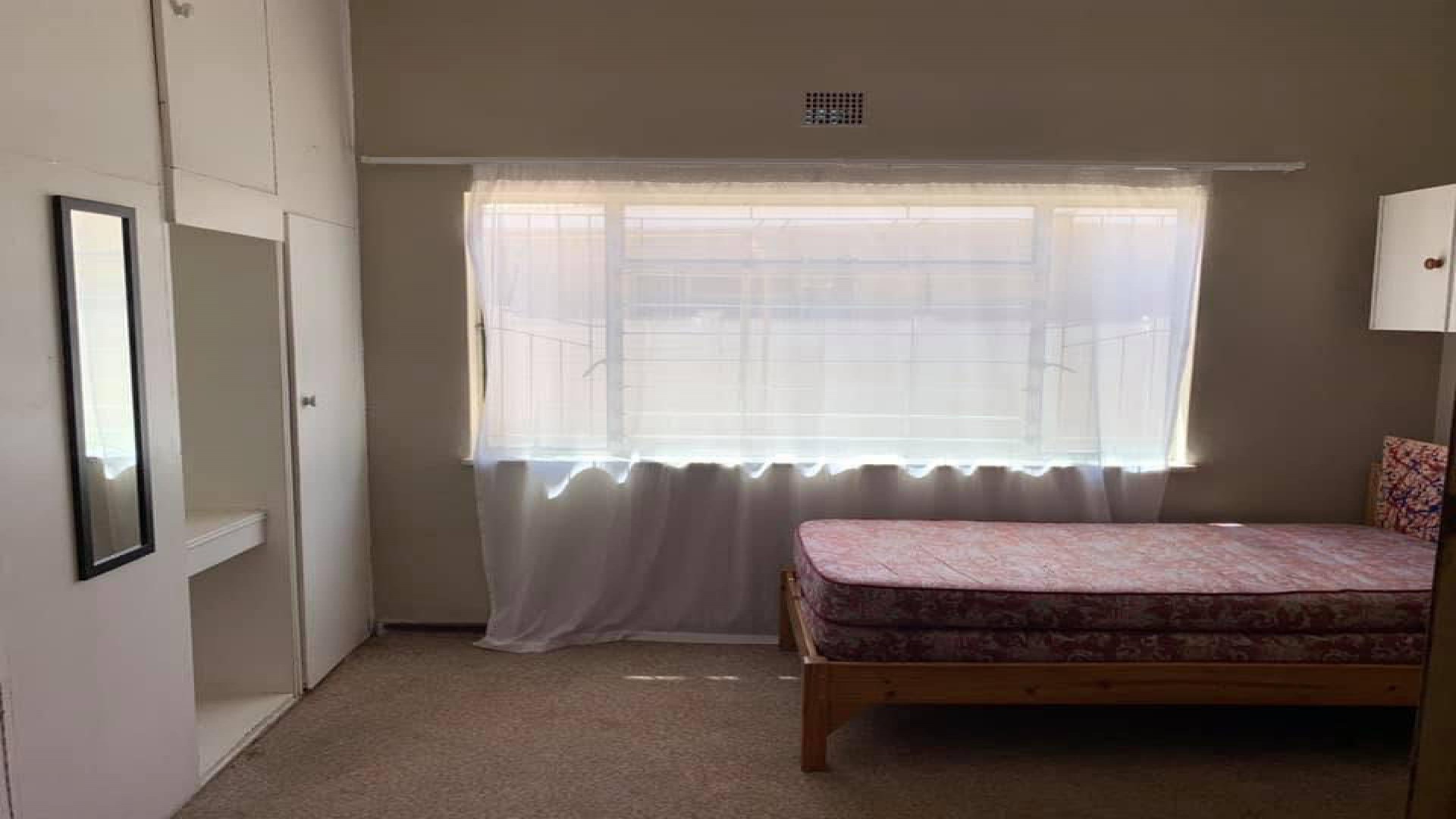 Bed Room 1 of property in Universitas