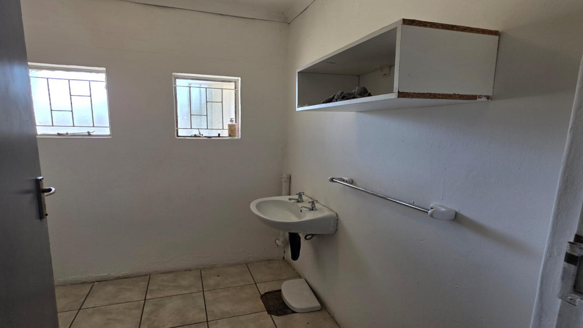 Bathroom 3+ of property in Universitas