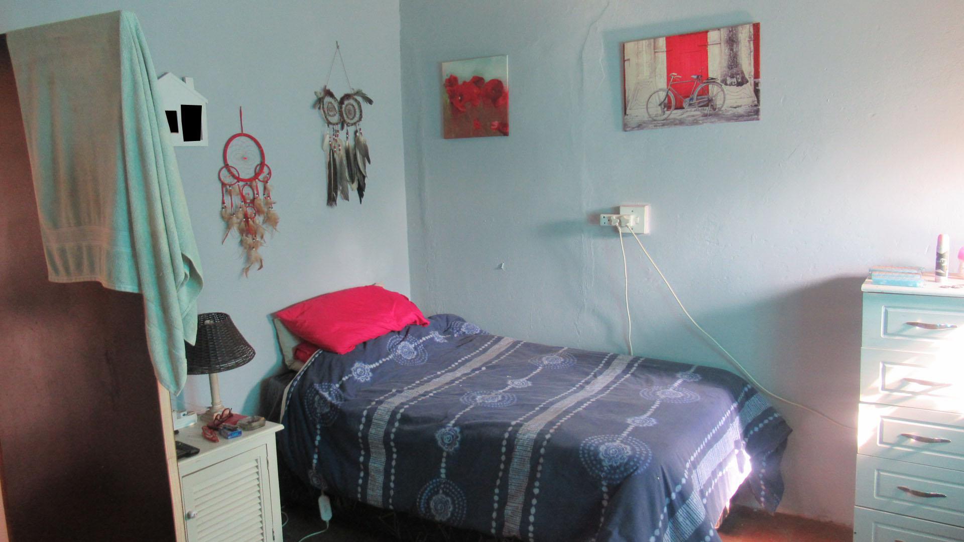 Main Bedroom of property in Daleside