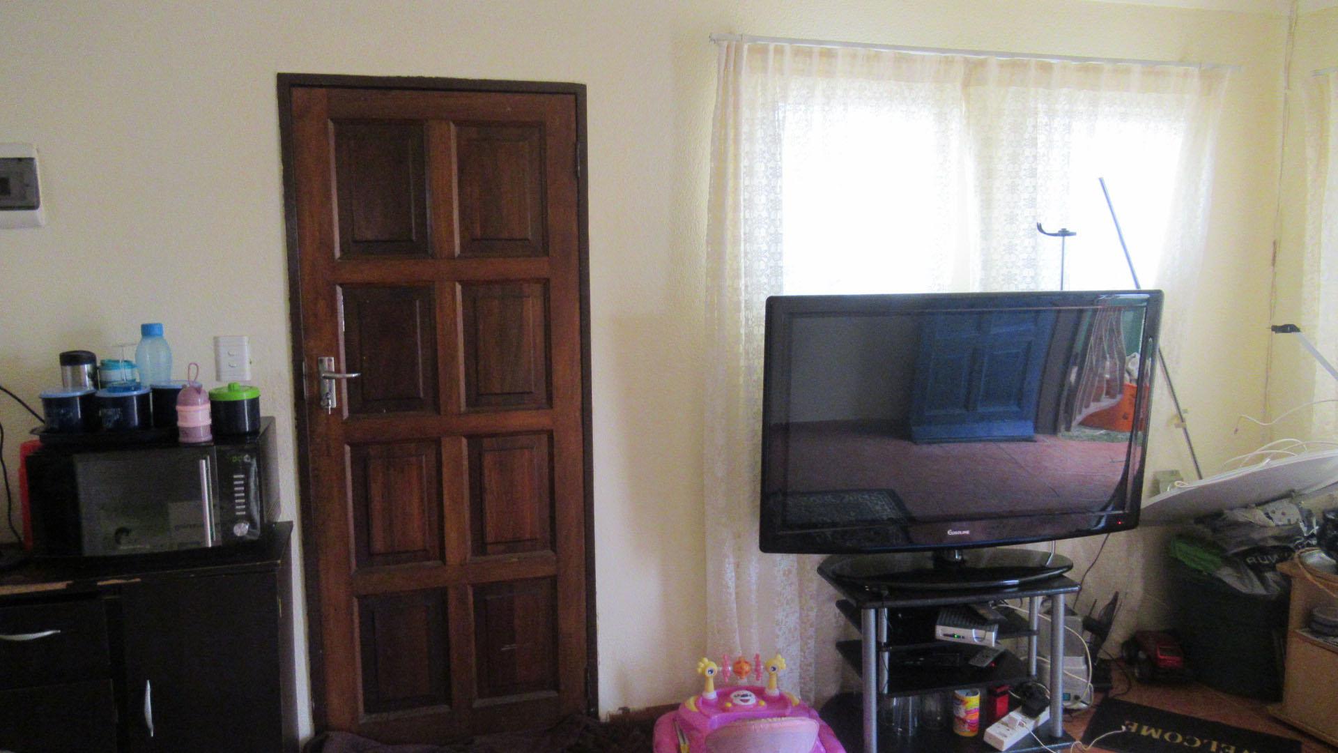 Lounges - 11 square meters of property in Stretford