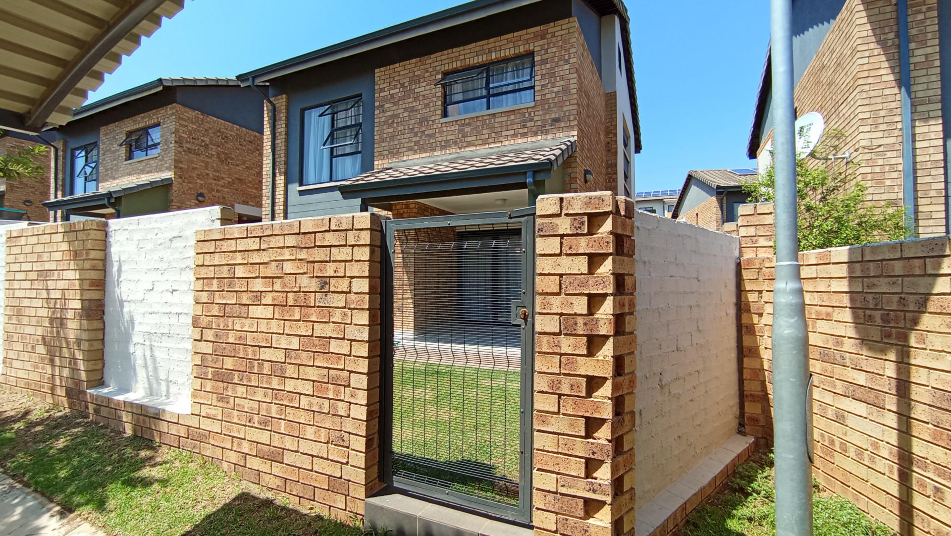 Front View of property in Rooihuiskraal North