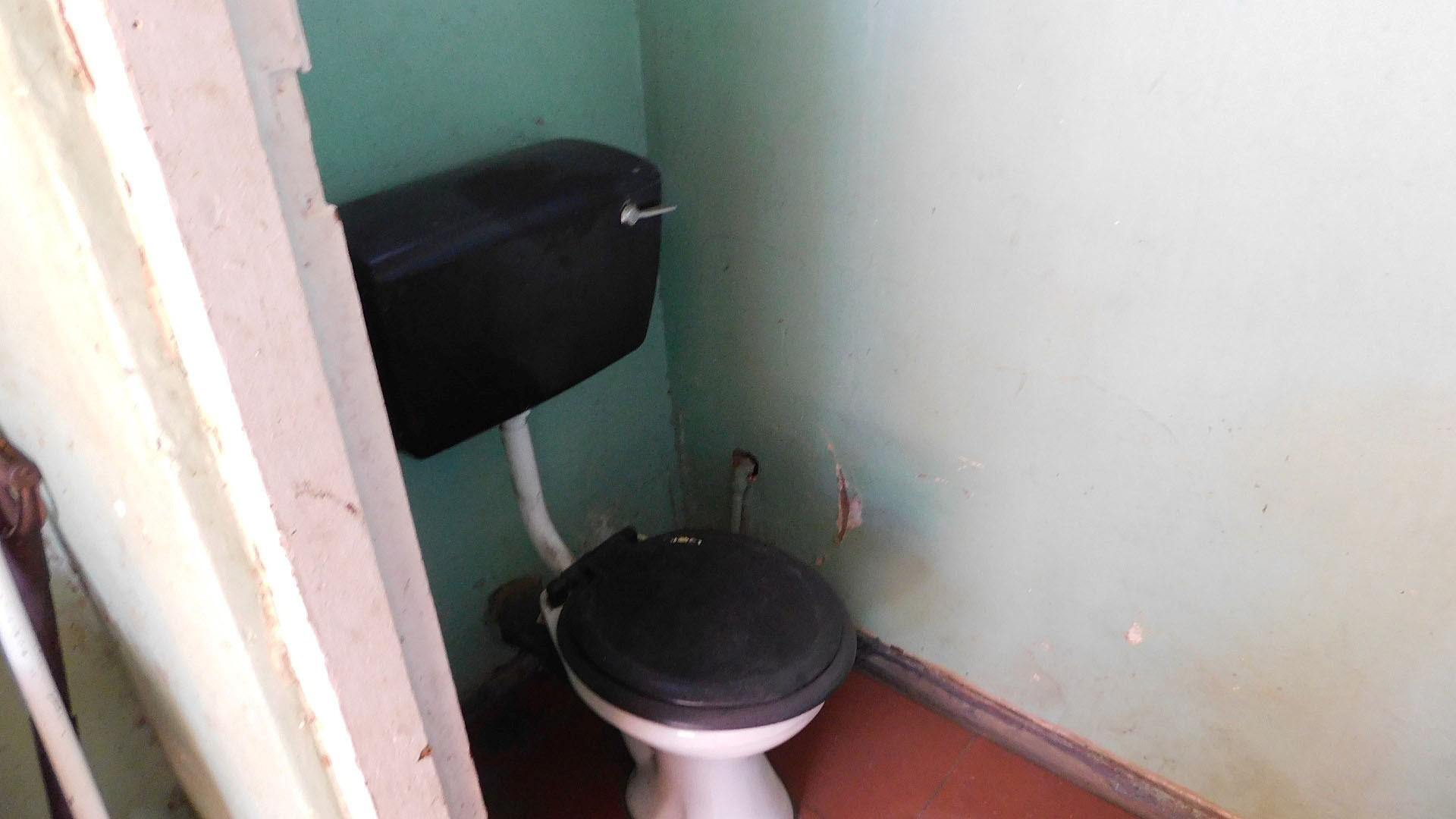 Guest Toilet - 2 square meters of property in Montclair (Dbn)