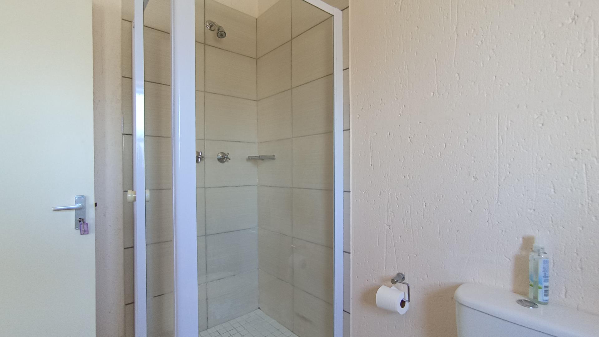 Main Bathroom - 6 square meters of property in Paulshof