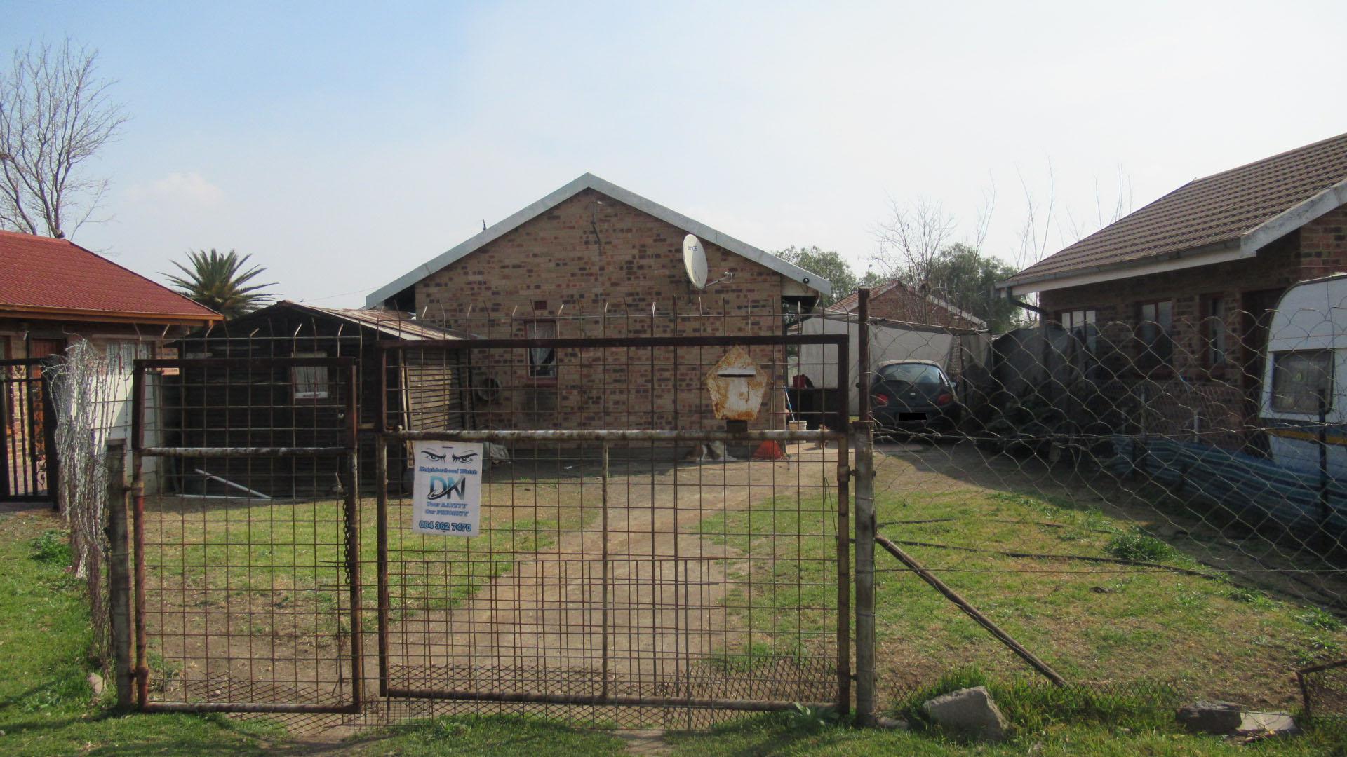 Front View of property in Leeuhof