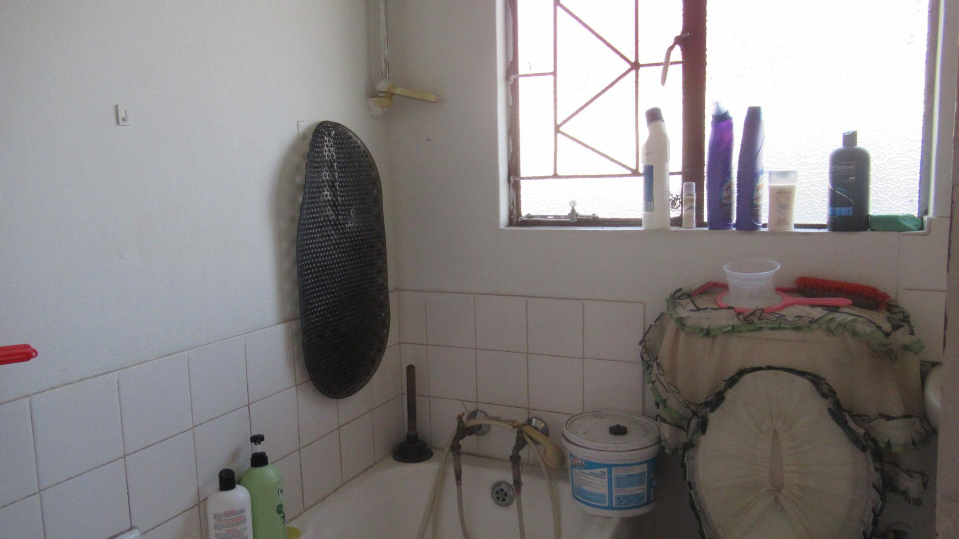 Bathroom 1 - 4 square meters of property in Leeuhof