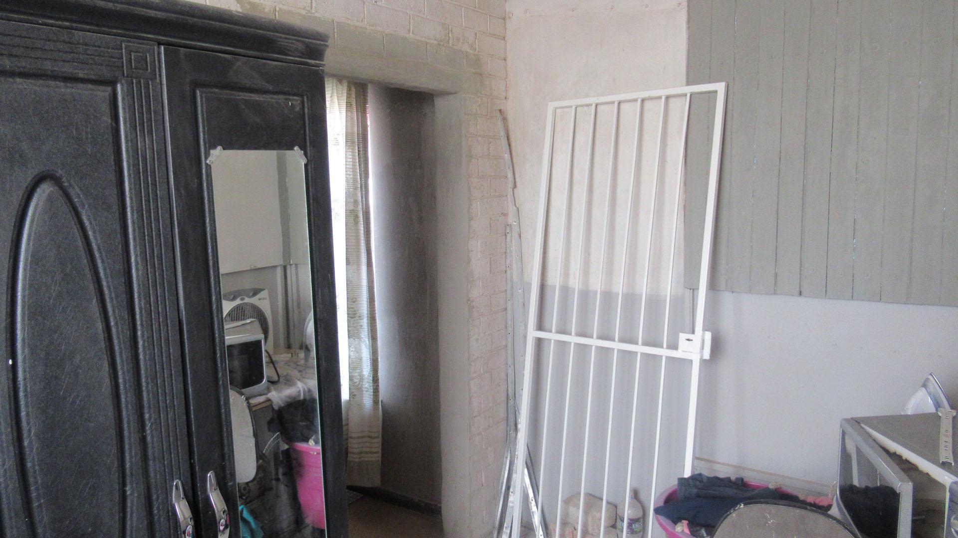 Main Bedroom - 8 square meters of property in Leeuhof