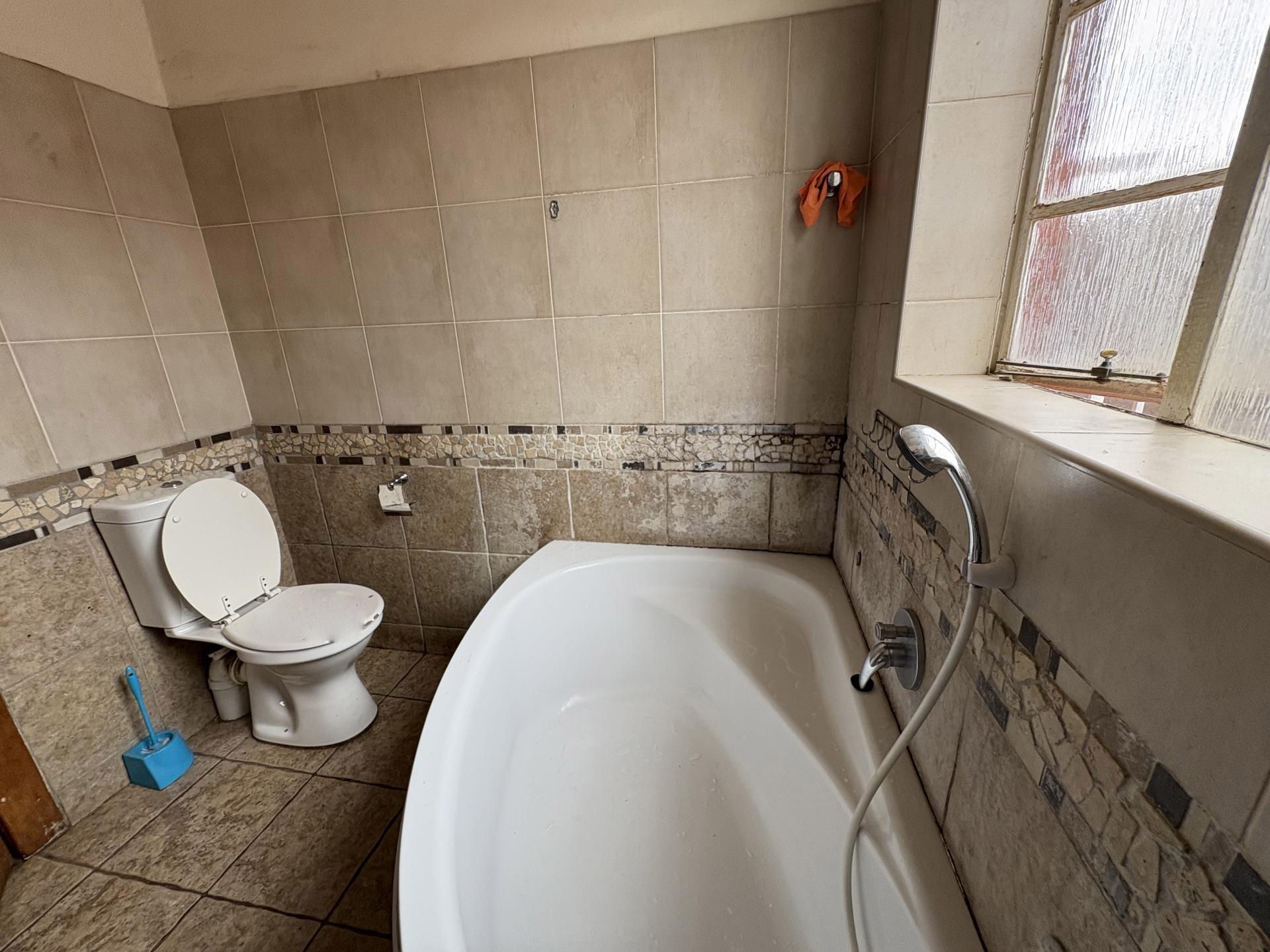 Bathroom 1 of property in Orange Grove